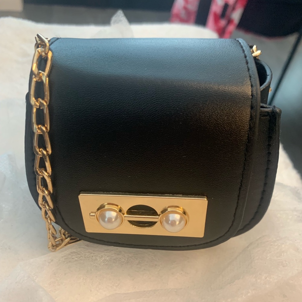 Tiny black pearl pouch with chain